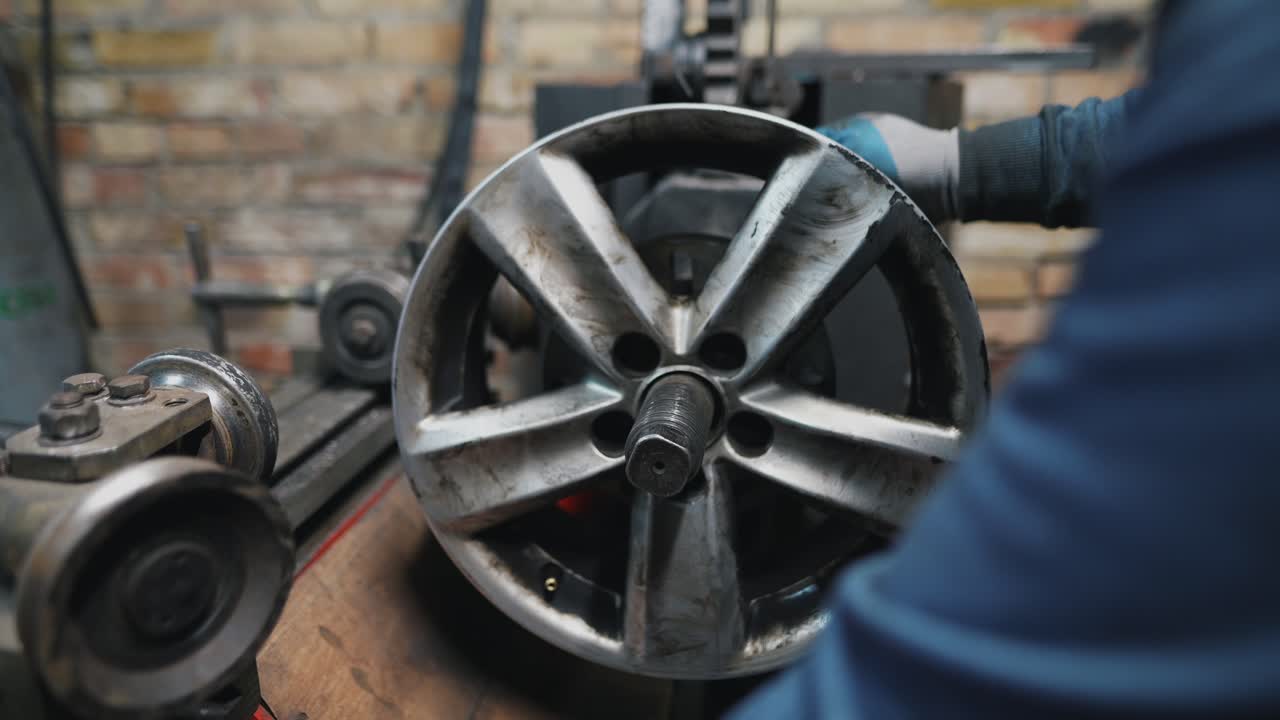 reparación de ruedas de automóviles en un taller