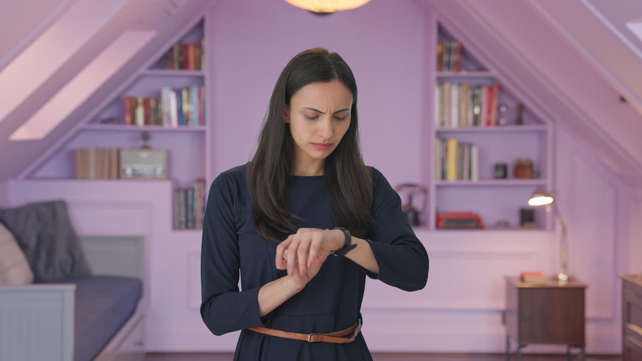 chica india impaciente esperando a alguien