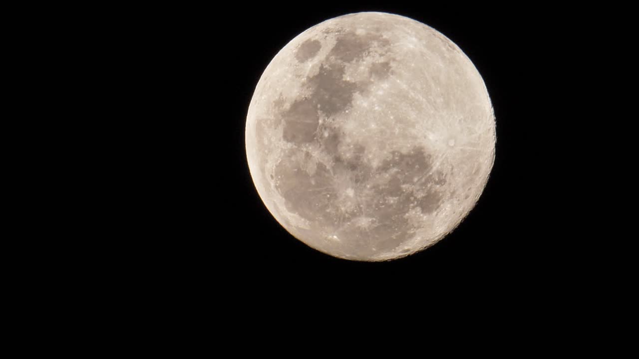 Grande lua redonda com zoom telefoto monocromático.