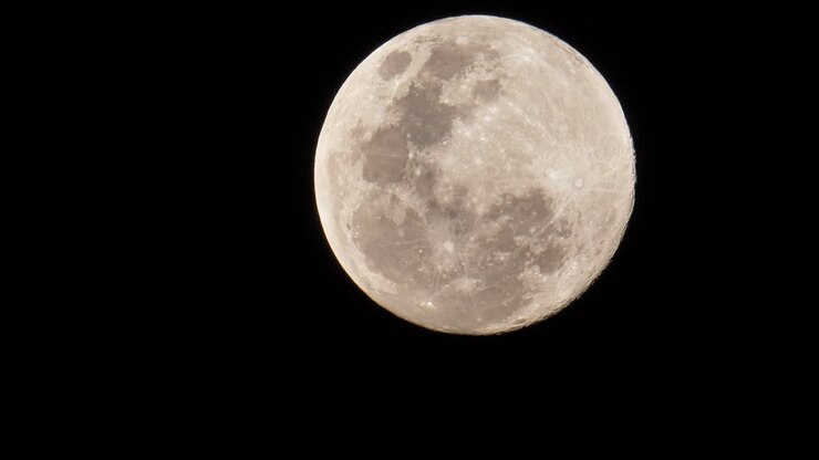 Grande lua redonda com zoom telefoto monocromático.