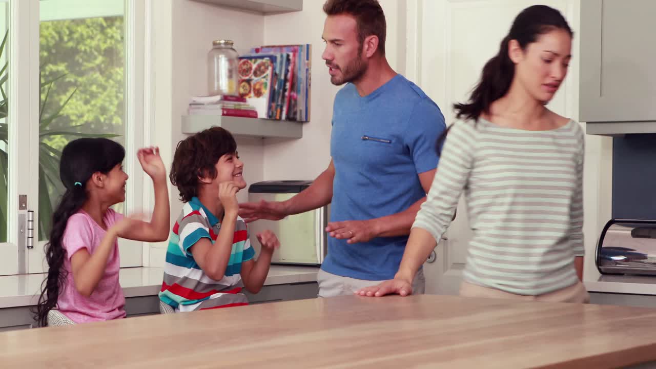 부모님은 아이들에게 지쳤습니다.