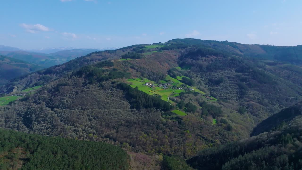 una ciudad de fonsagrada en una montaña boscosa en lugo, españa