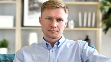портрет серьезного бизнесмена, глядящего в камеру