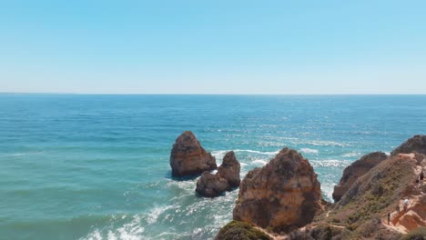 Ondas-Del-Océano-Rompiendo-Alrededor-De-Las-Rocas-De-Ponta-Da-Piedade-Lagos-Algarve-Portugal