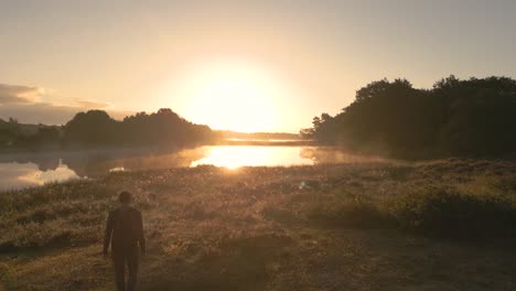 amanecer caminando por un lago de niebla