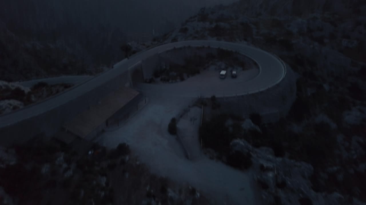 vista aérea de la famosa carretera de nus de sa corbata que termina con un enorme color naranja del cielo