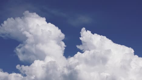 nubes blancas esponjosas contra el cielo azul