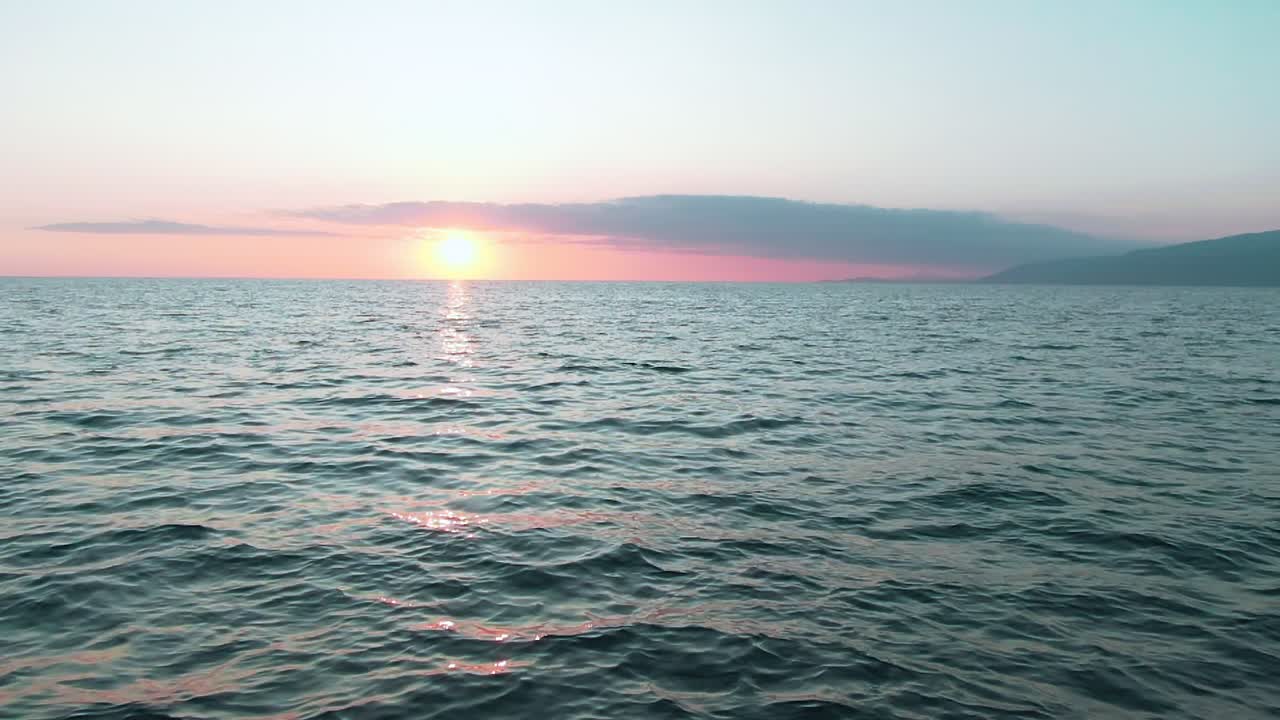 바다 위에 해가 지는 것