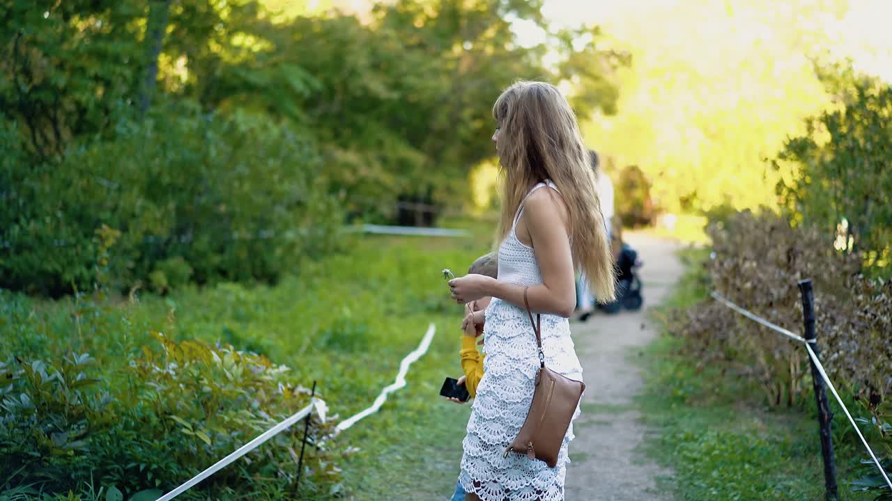 젊은 어머니는 두 번째 아들을 기다리고 있습니다.