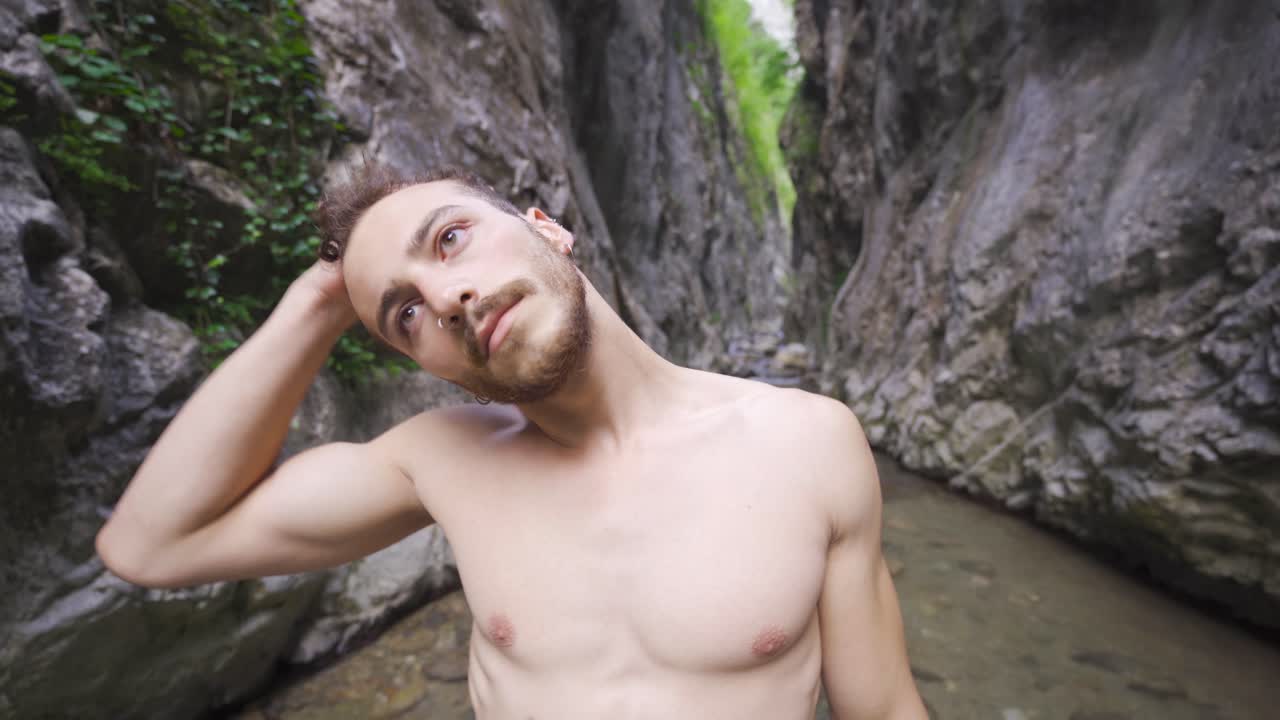 joven deportivo haciendo ejercicio de cuello en la naturaleza.
