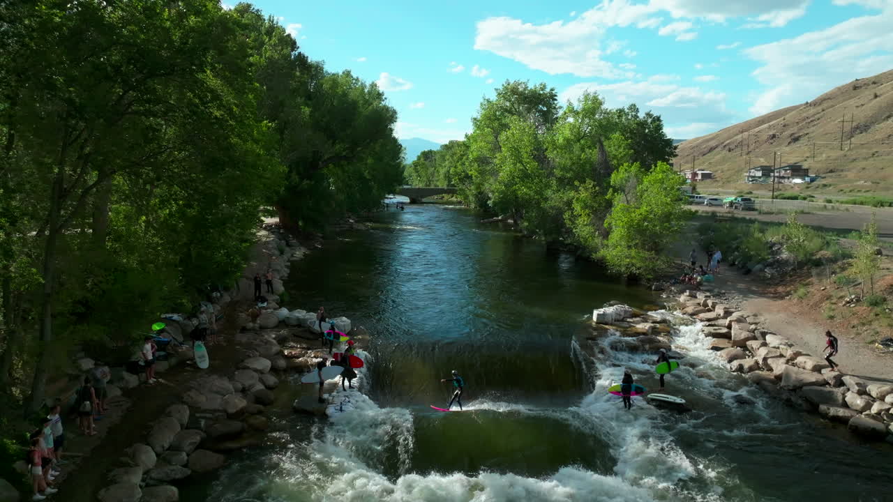 salida colorado aéreo cinematográfico dron río surf onda exploradora verano centro de la ciudad molino de cal cerca de buena vista en el río arkansas parque ribereño rafting montaña rocosa hacia adelante movimiento lento
