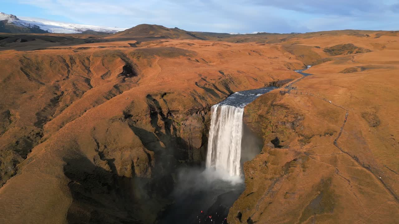 ángulo alto sobre la cascada de skogafoss durante la hora dorada