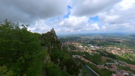 Fortaleza-De-Guaita-En-El-Monte-Titán-En-San-Marino