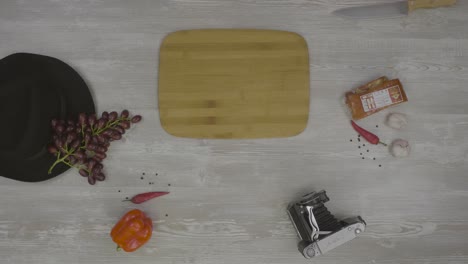 vida muerta con comida y utensilios de cocina