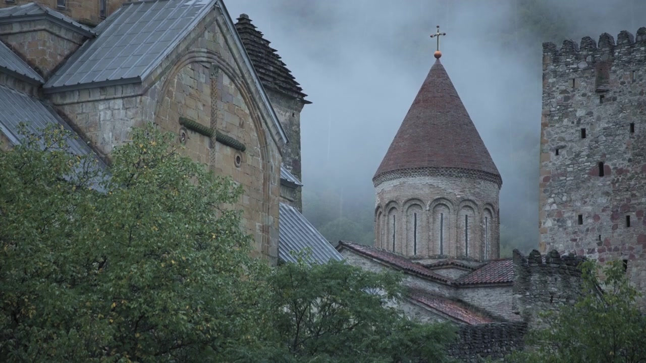 Regen fällt auf eine alte Kirche