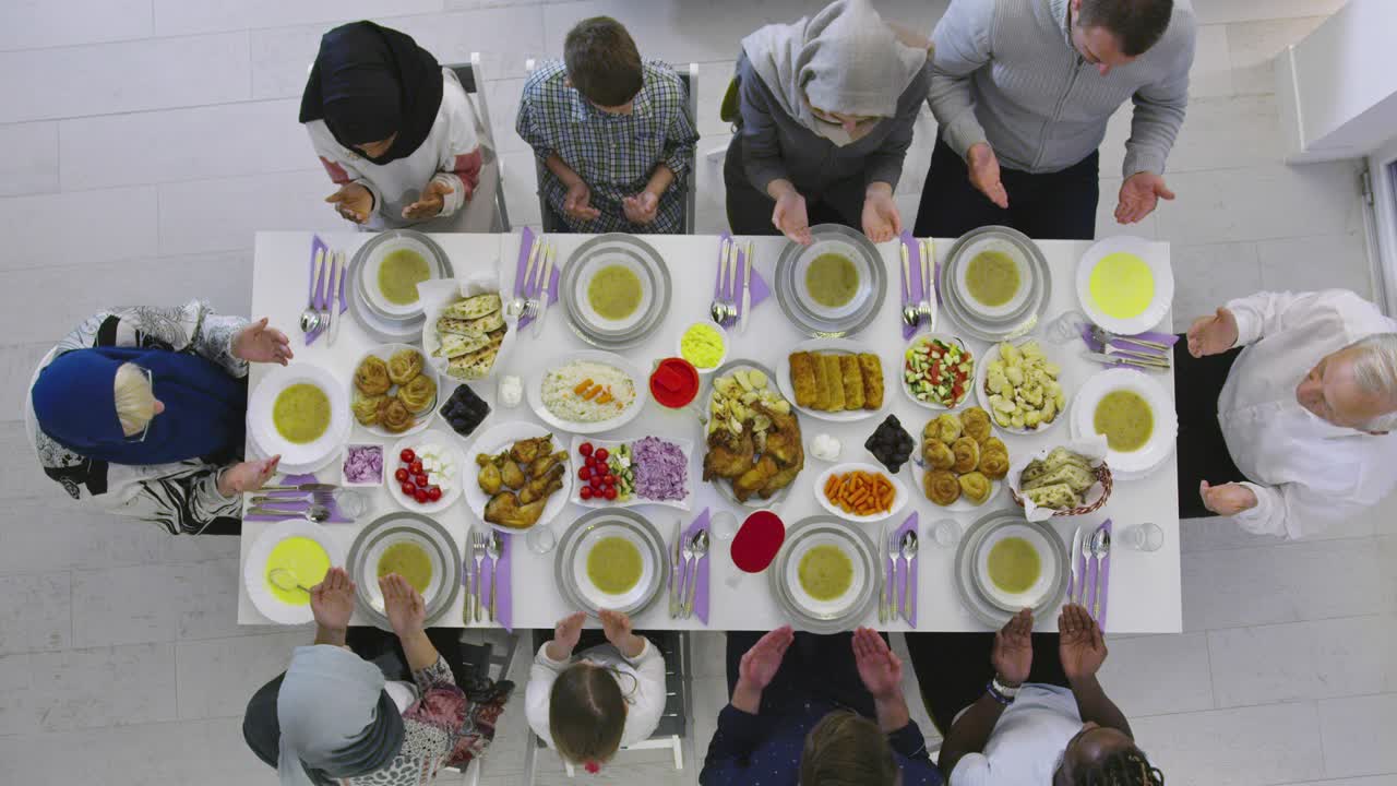라마단 기간 동안 집에서 저녁을 먹는 가족 모임