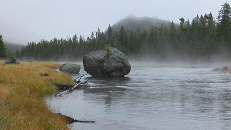 El-Vapor-Se-Eleva-Desde-Un-Río-Geotérmico-En-Una-Mañana-Brumosa-En-El-Parque-Nacional-De-Yellowstone.