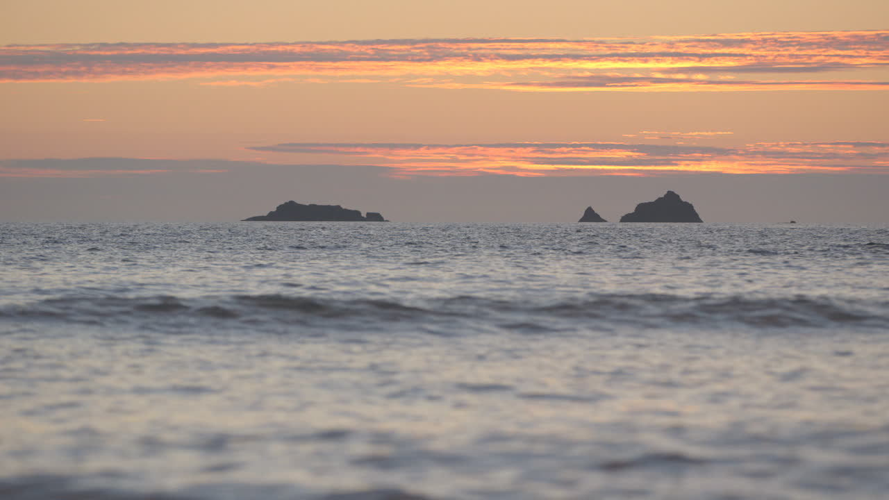 콘월 트레야논 만에서 촬영한 영화 같은 저수준 촬영