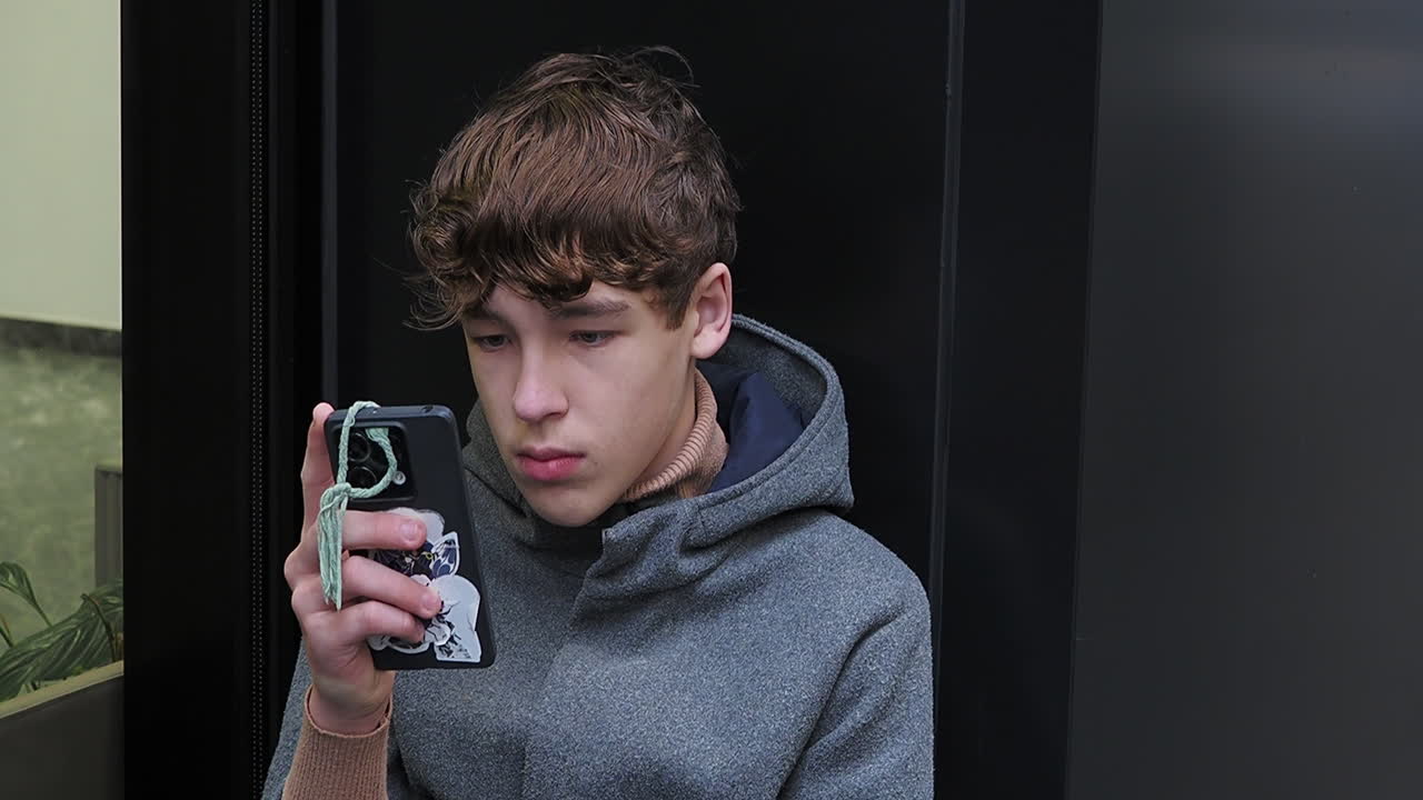 подросток использует смартфон