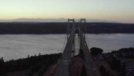 Fliegen-Sie-Bei-Sonnenaufgang-über-Die-Tacoma-Narrows-Bridge-In-Pierce-County,-Washington,-Vereinigte-Staaten