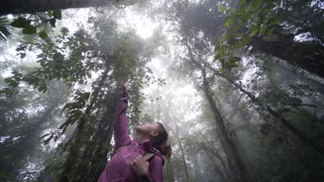 una joven en la jungla.