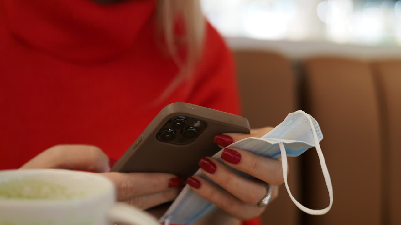 niña con una máscara protectora en las manos