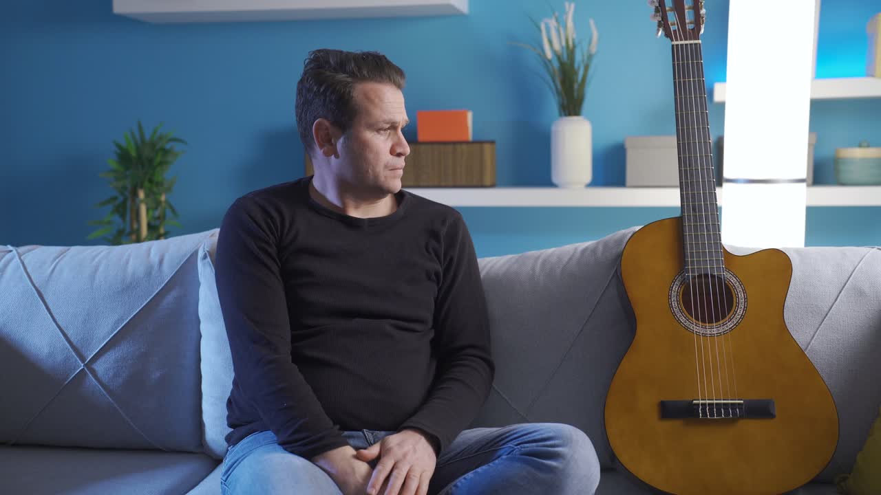 el hombre se siente infeliz, perdido en pensamientos desagradables, sufre debido a los problemas de la vida.