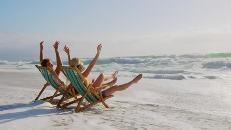 filmando una pareja en una playa con una cámara digital 4k