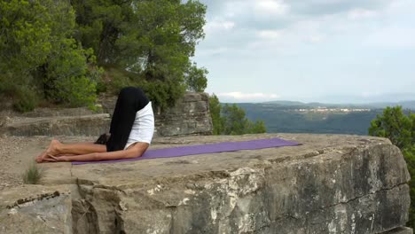 mujer haciendo yoga al aire libre 54