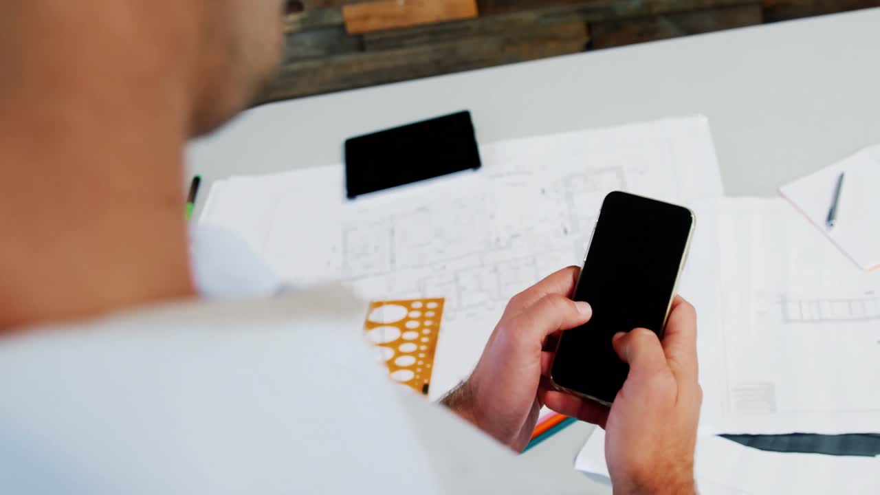 ejecutivo de negocios usando teléfono móvil