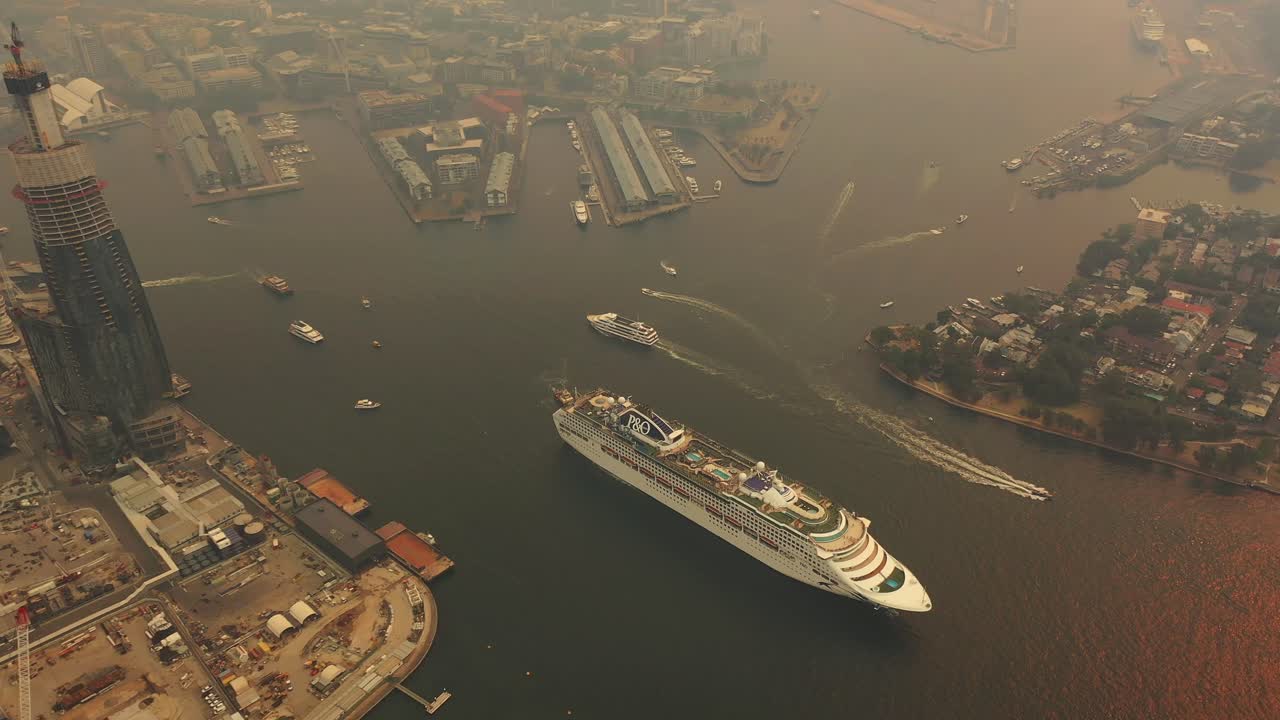 sydney - barangaroo - crucero saliendo de sydney a través del humo de los incendios forestales
