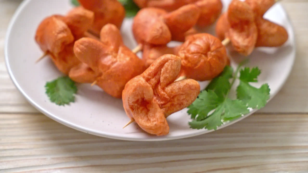 Brocheta de salchicha frita con salsa para mojar