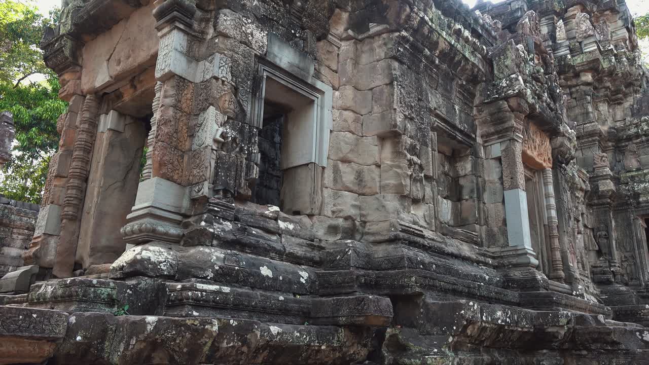 fotografía de cerca del exterior del templo construido con bloques de piedra en la antigüedad cerca de angkor wat