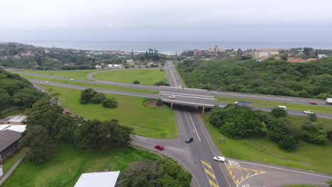 無人機在南非一條國家公路的交叉路口拍攝