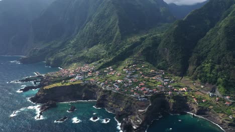 clip aéreo sobre la espectacular costa de madeira durante un día soleado de verano
