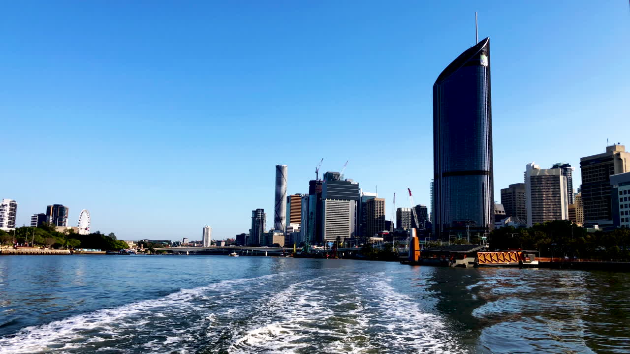 이른 아침 선미에서 브리즈번 시티 캣 뷰