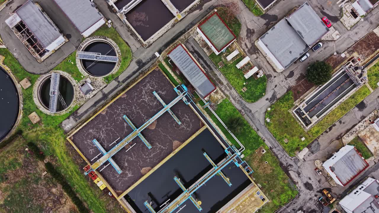 Water purification plant processes wastewater for clean water