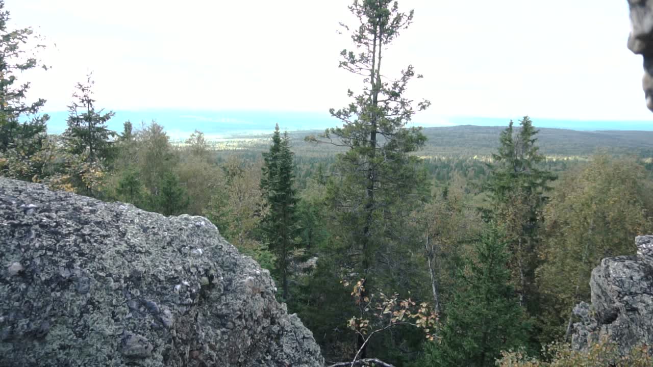 vista de la montaña desde un afloramiento rocoso
