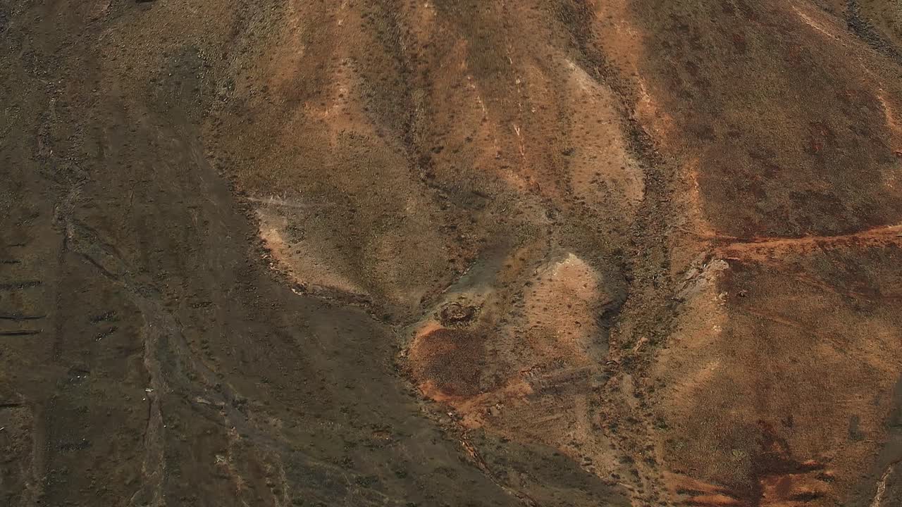 Luchtaanzicht van vulkanische aarde en droog terrein