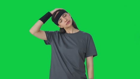 chica india haciendo ejercicio y estirando la pantalla verde