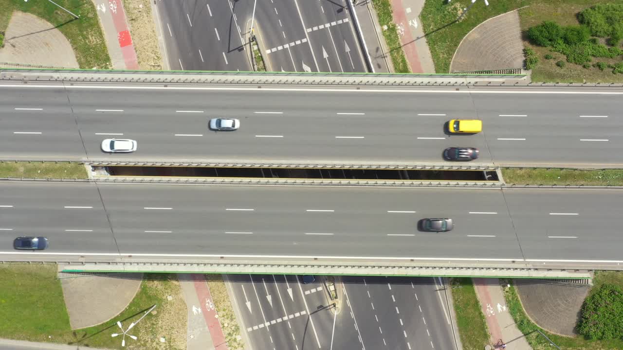 교통 교차로, 트래픽 크로스 도로 교차로의 여름 공중 영상, 고속도로 도로와 함께 위에서 낮 시각.