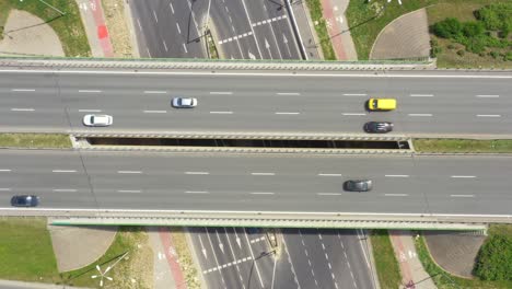 imágenes aéreas de verano de cruce de transporte, cruce de tráfico cruce de carretera vista de día desde arriba con carretera de carretera. vista de arriba hacia abajo del atasco de tráfico.