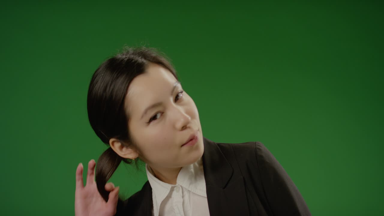 녹색 화면에서 그녀의 머리를 움직이는 사업가의 초상화