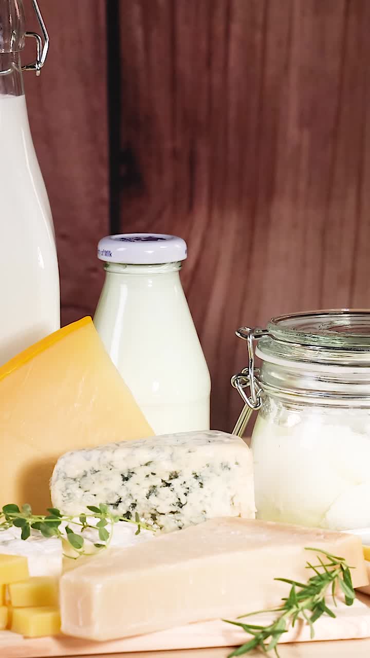 productos lácteos variados exhibidos en superficie de madera