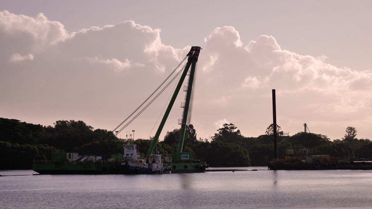 Lastkahn auf dem Brisbane River bei Sonnenaufgang