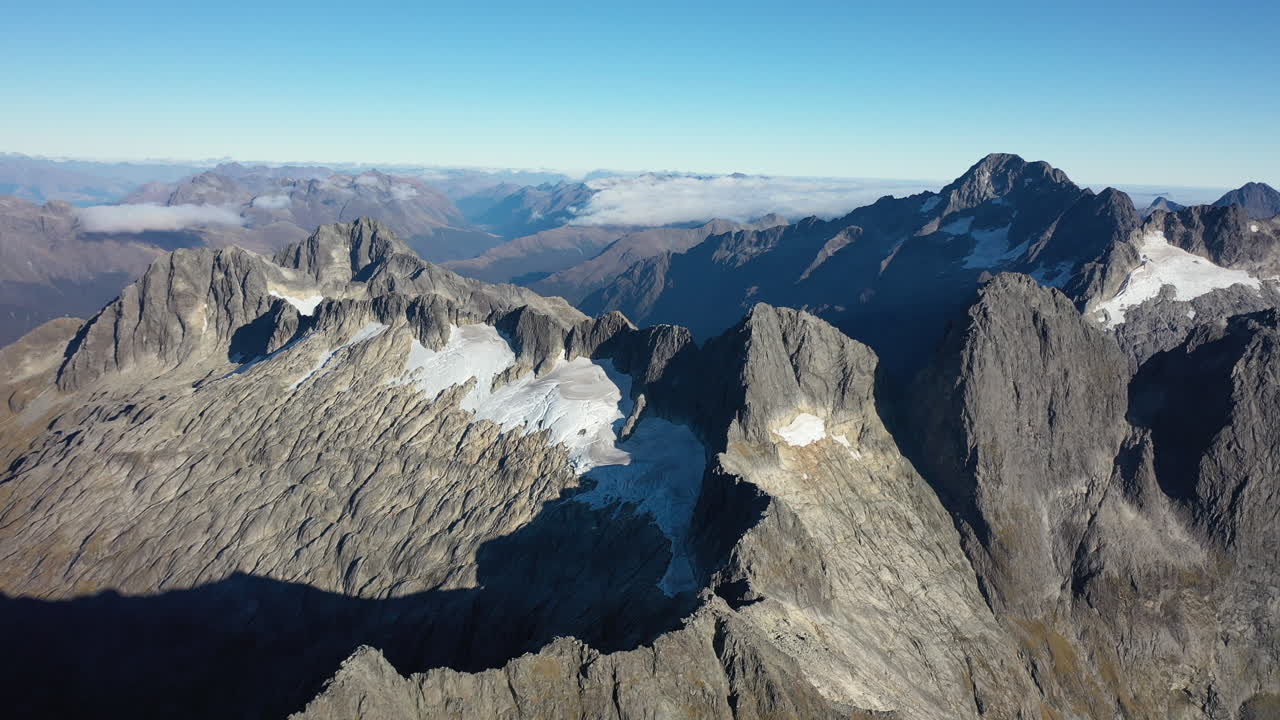 vista aérea panorámica volando sobre las altas cimas de las montañas en nueva zelanda