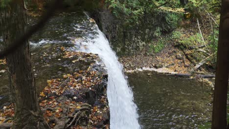 Vista-Del-Agua-Que-Fluye-Sobre-El-Borde-Del-Acantilado-De-Una-Pequeña-Cascada-De-Milton