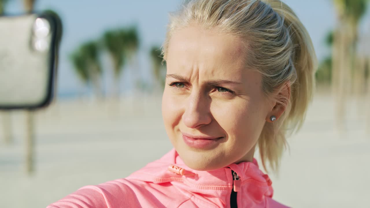 vista de mano de una mujer joven haciendo una selfie