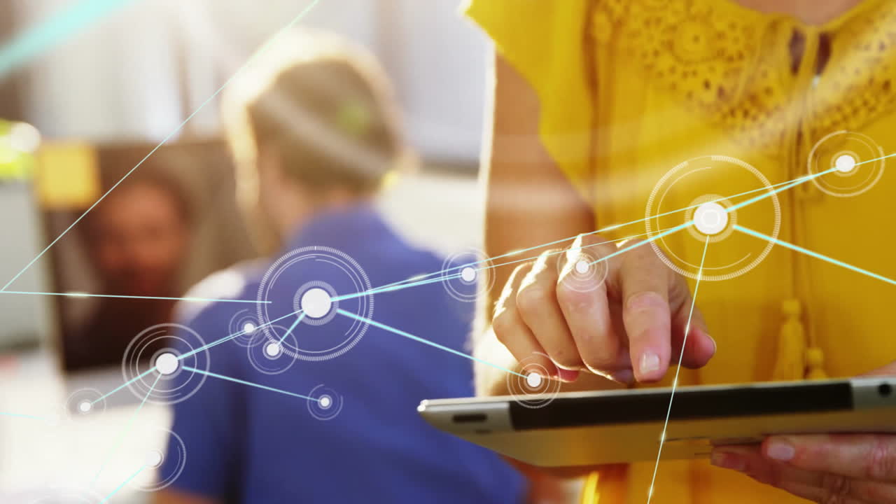 animación de la red de conexiones a través de una mujer de negocios caucásica usando una tableta en la oficina.