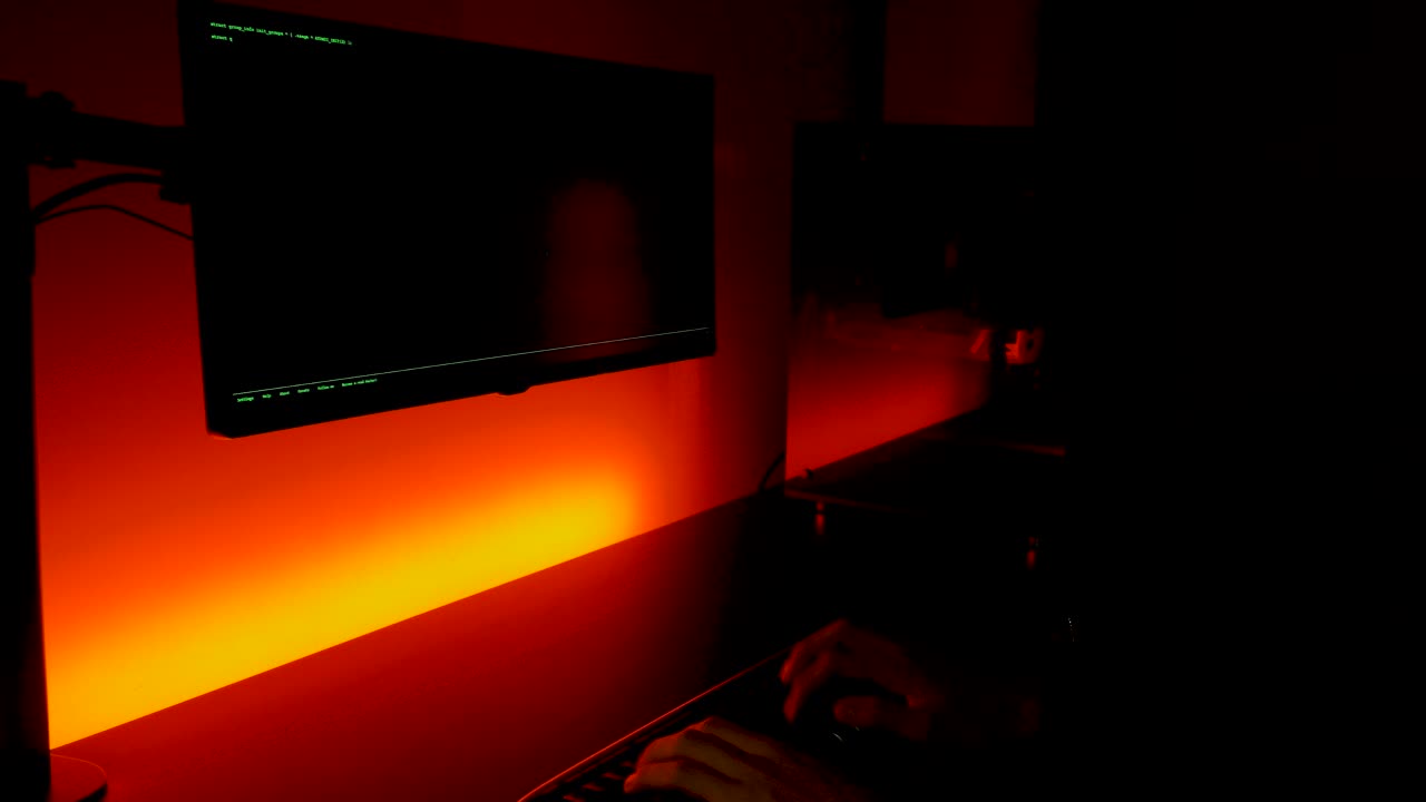 pantalla verde: manos caucásicas escribiendo piratería rápida en la computadora en una habitación oscura